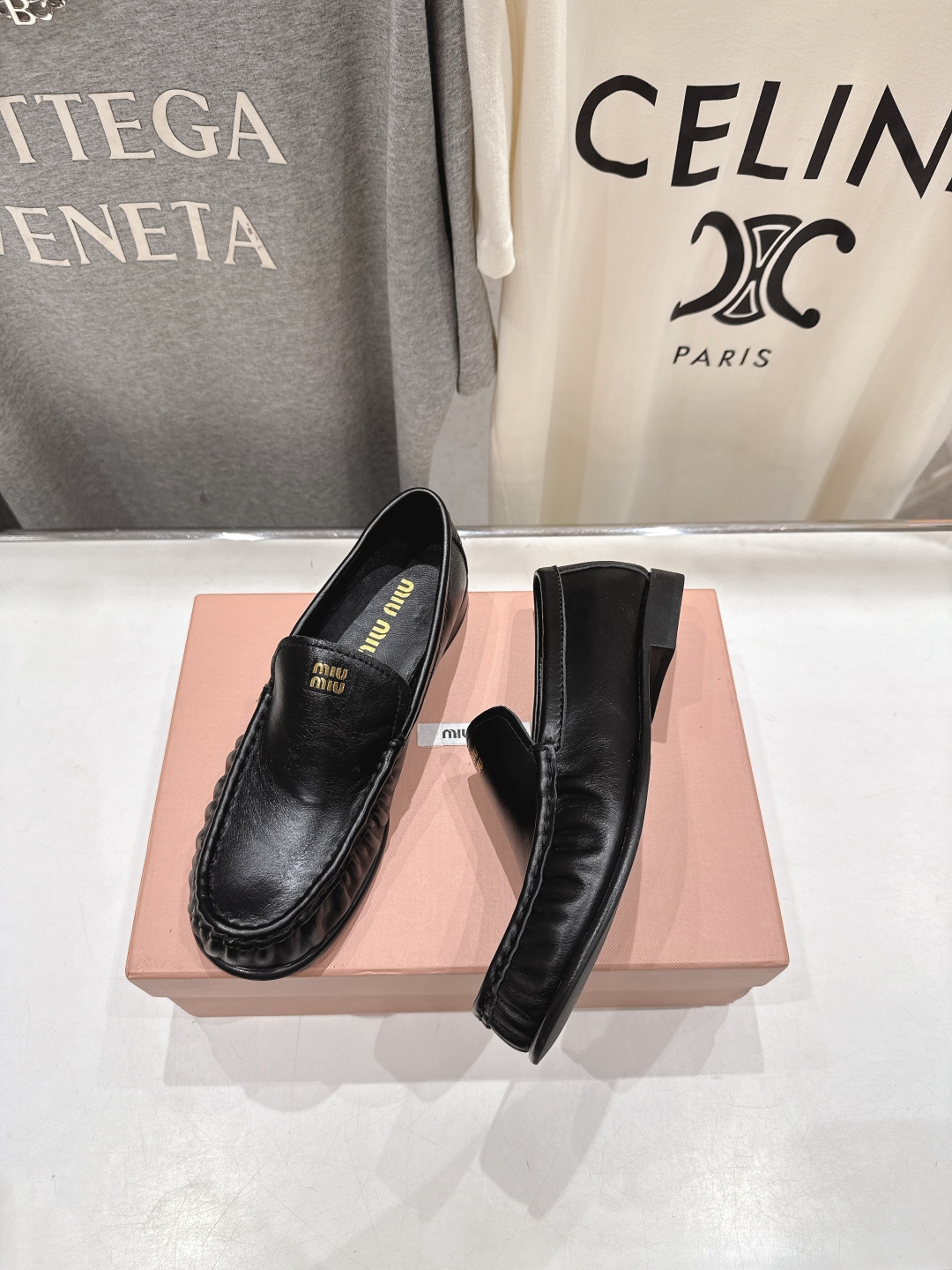 高版本出厂
  MiuMiu 缪缪25ss/专柜新款仙女风平底一脚蹬休闲鞋单鞋玛丽珍乐福鞋～
各路博主纷