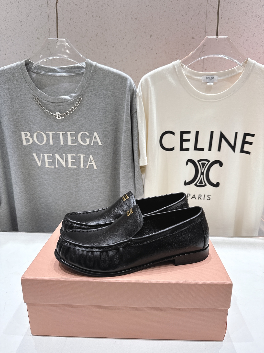 高版本出厂
  MiuMiu 缪缪25ss/专柜新款仙女风平底一脚蹬休闲鞋单鞋玛丽珍乐福鞋～
各路博主纷