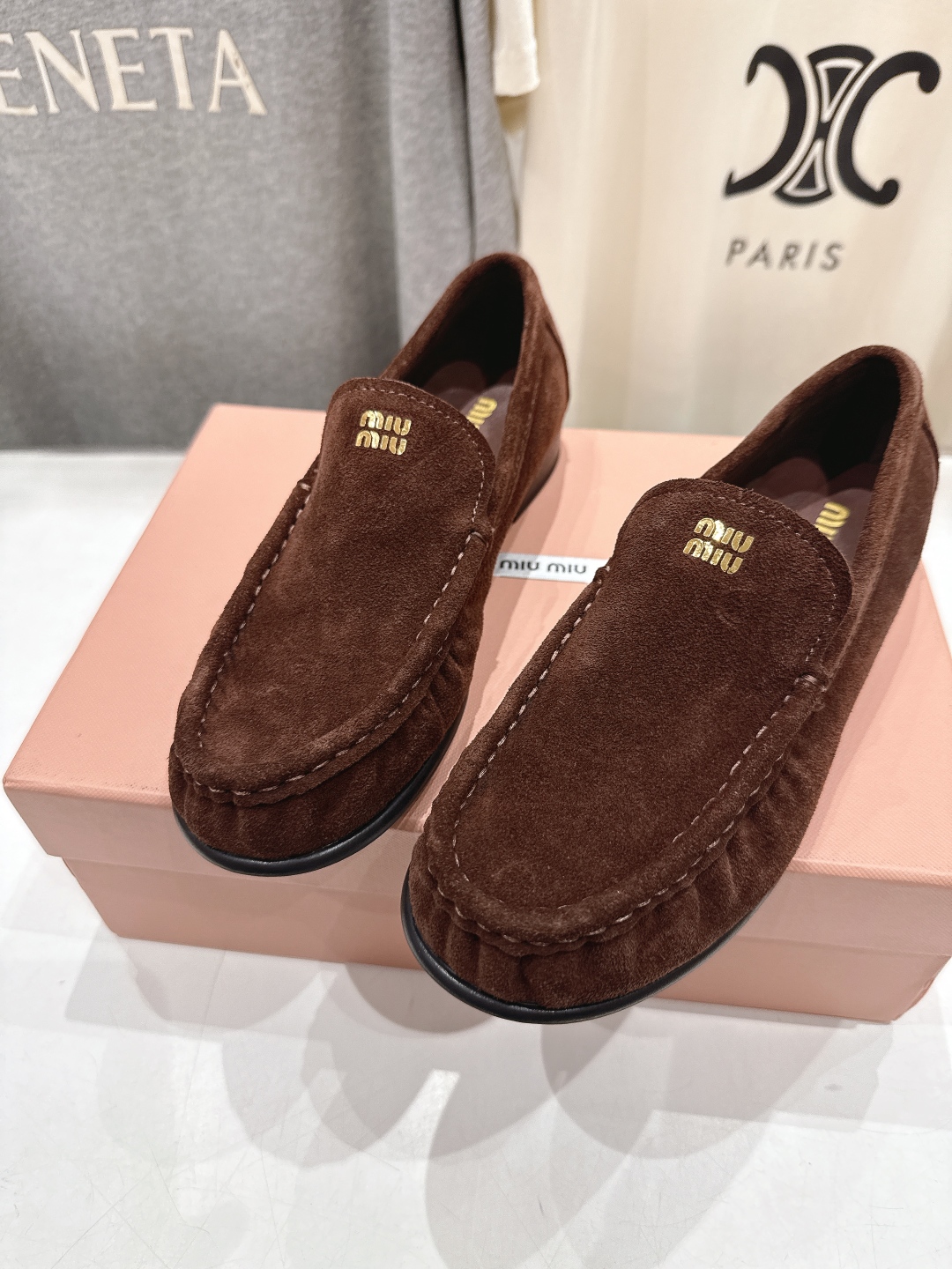高版本出厂
  MiuMiu 缪缪25ss/专柜新款仙女风平底一脚蹬休闲鞋单鞋玛丽珍乐福鞋～
各路博主纷