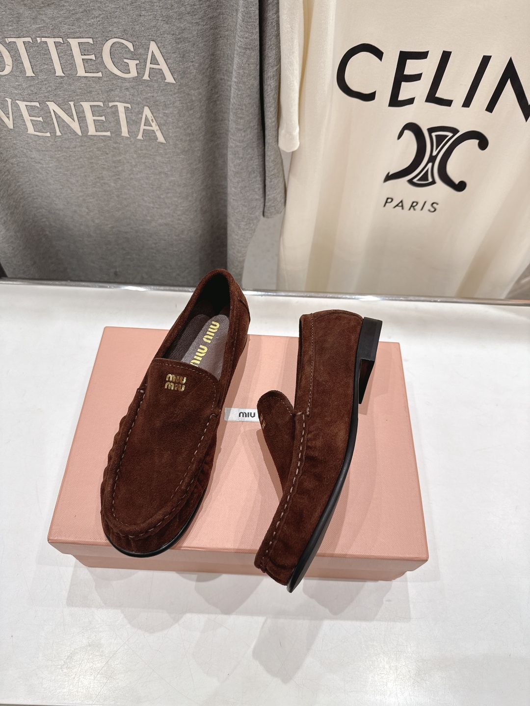 高版本出厂
  MiuMiu 缪缪25ss/专柜新款仙女风平底一脚蹬休闲鞋单鞋玛丽珍乐福鞋～
各路博主纷