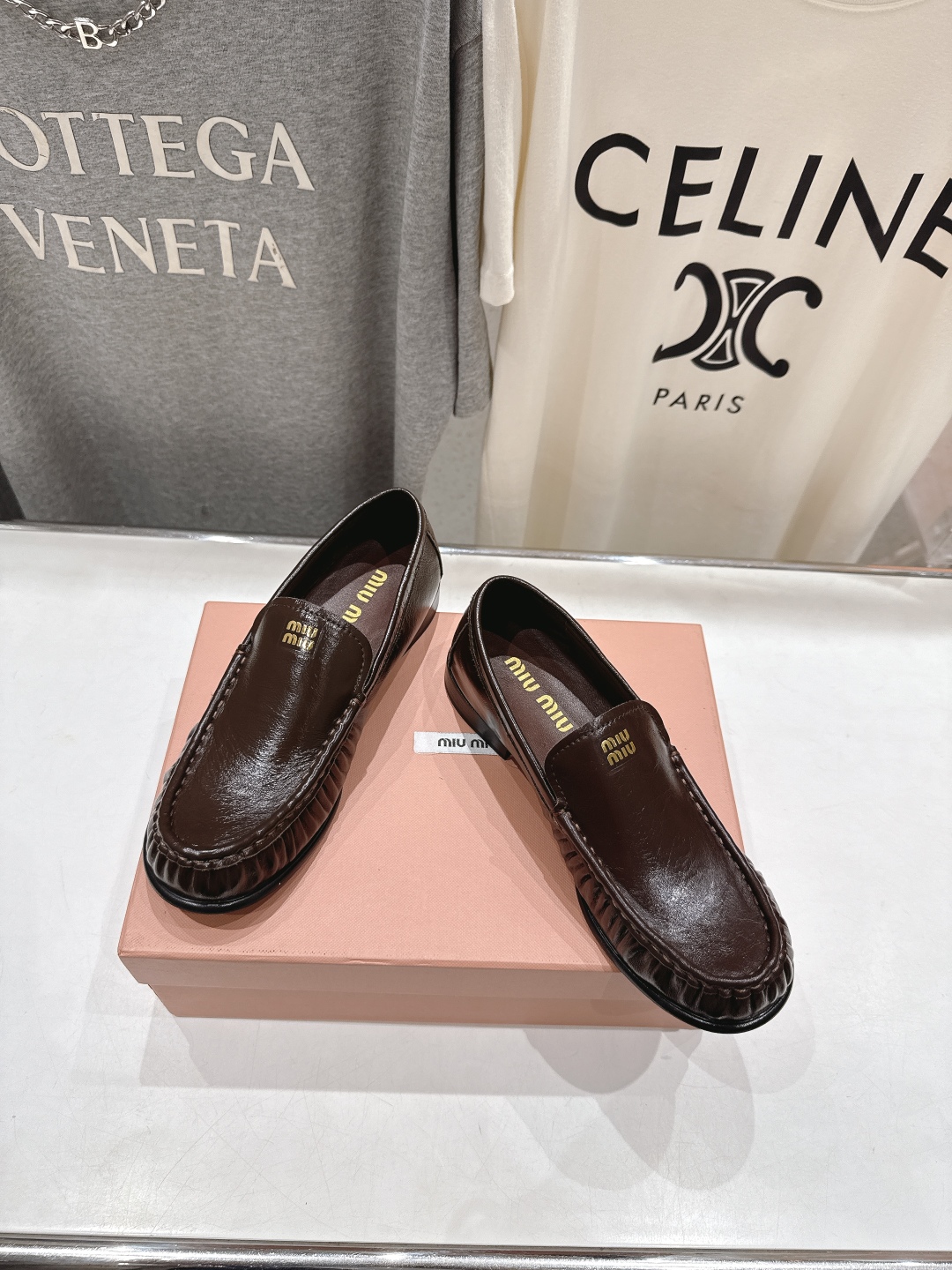 高版本出厂
  MiuMiu 缪缪25ss/专柜新款仙女风平底一脚蹬休闲鞋单鞋玛丽珍乐福鞋～
各路博主纷