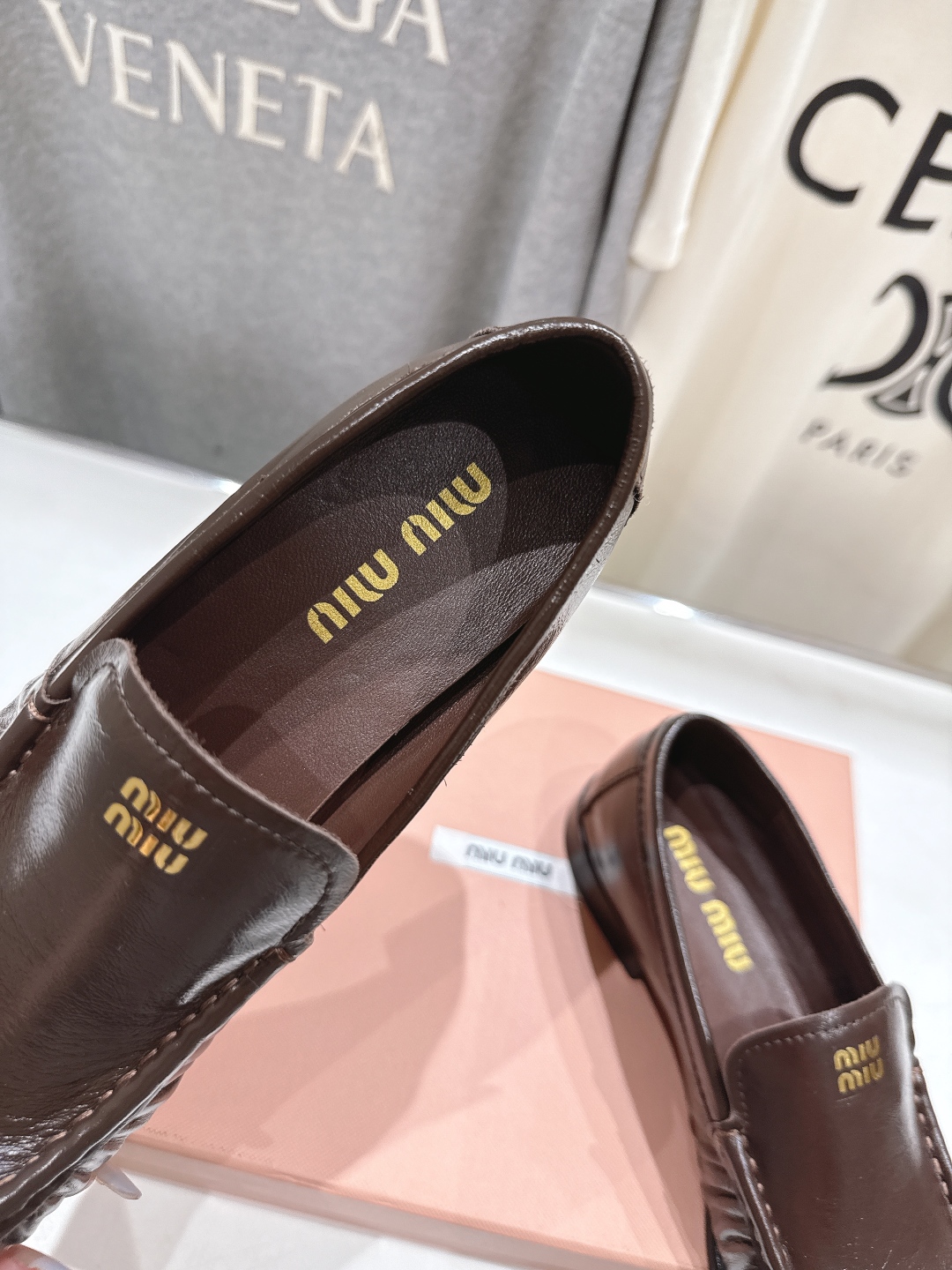 高版本出厂
  MiuMiu 缪缪25ss/专柜新款仙女风平底一脚蹬休闲鞋单鞋玛丽珍乐福鞋～
各路博主纷