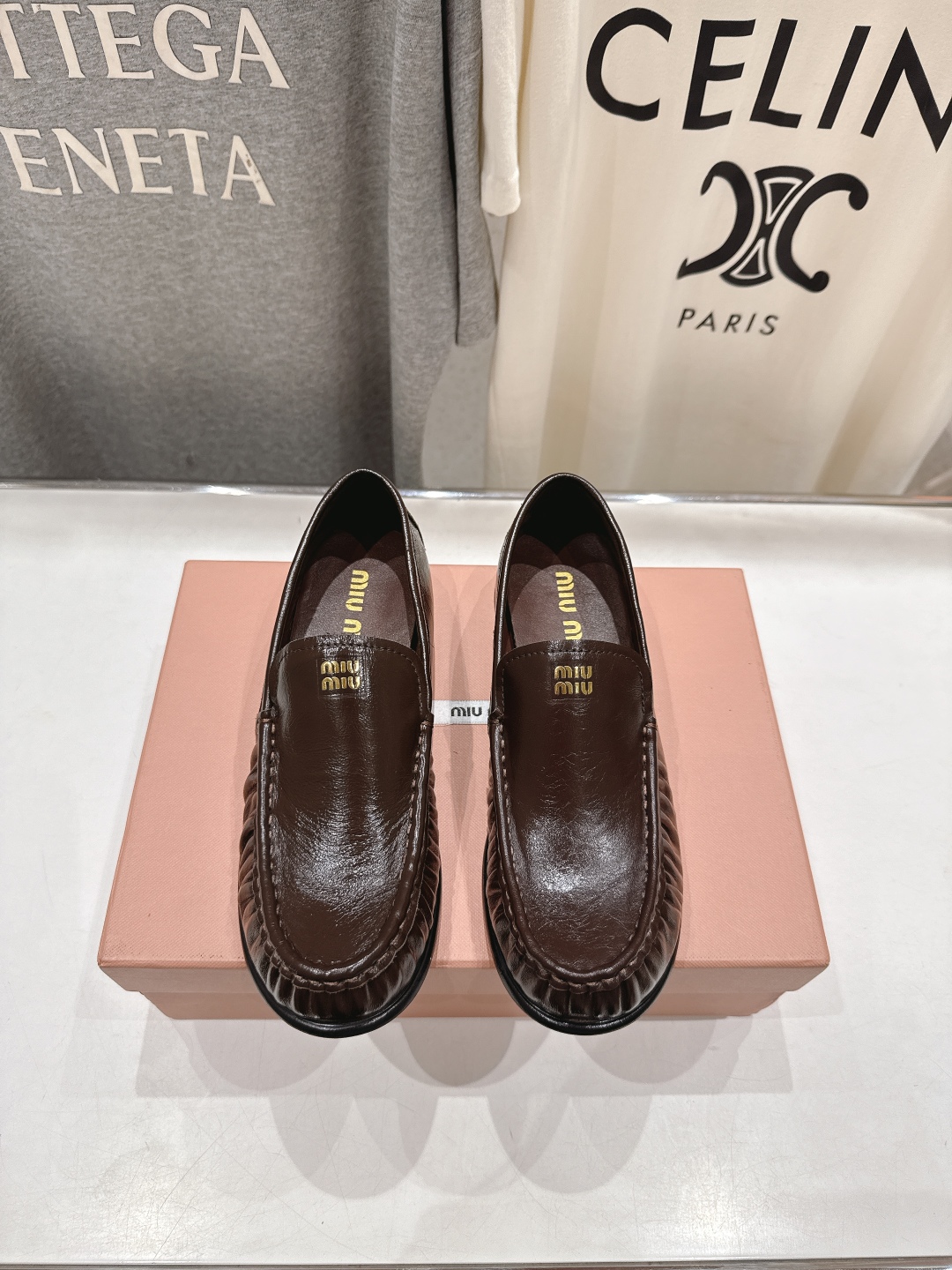 高版本出厂
  MiuMiu 缪缪25ss/专柜新款仙女风平底一脚蹬休闲鞋单鞋玛丽珍乐福鞋～
各路博主纷