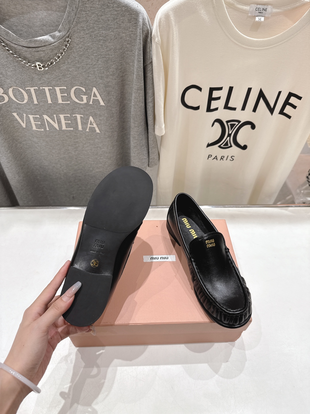 高版本出厂
  MiuMiu 缪缪25ss/专柜新款仙女风平底一脚蹬休闲鞋单鞋玛丽珍乐福鞋～
各路博主纷