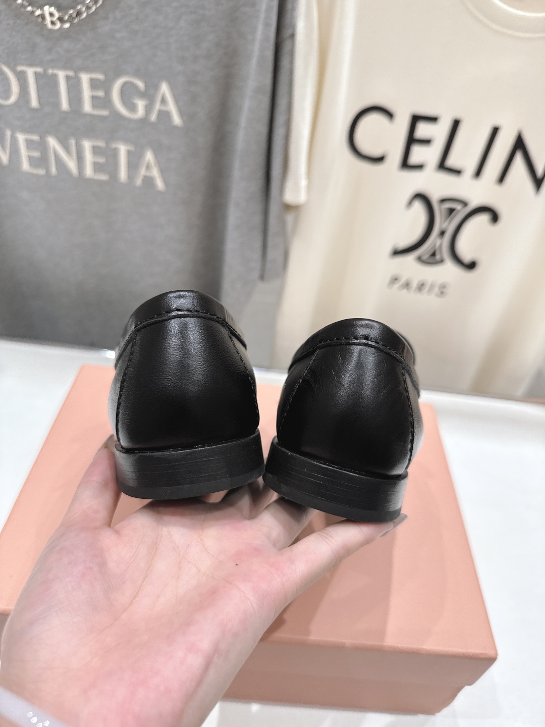 高版本出厂
  MiuMiu 缪缪25ss/专柜新款仙女风平底一脚蹬休闲鞋单鞋玛丽珍乐福鞋～
各路博主纷
