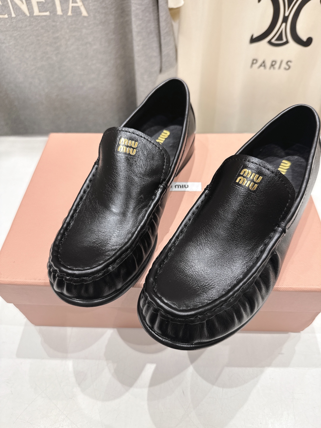 高版本出厂
  MiuMiu 缪缪25ss/专柜新款仙女风平底一脚蹬休闲鞋单鞋玛丽珍乐福鞋～
各路博主纷