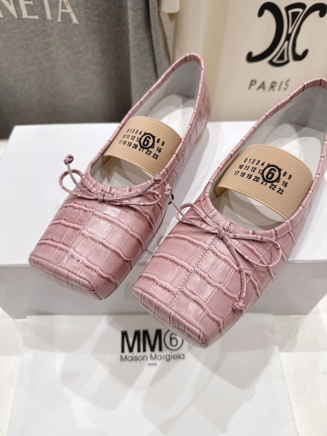 高版本出厂 
  MM6马吉拉2025ss新品最近超级火的方头平底玛丽珍芭蕾舞鞋 
舒适度不用说 肯定会