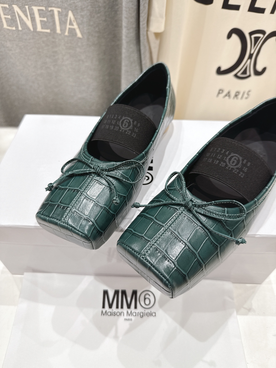高版本出厂 
  MM6马吉拉2025ss新品最近超级火的方头平底玛丽珍芭蕾舞鞋 
舒适度不用说 肯定会