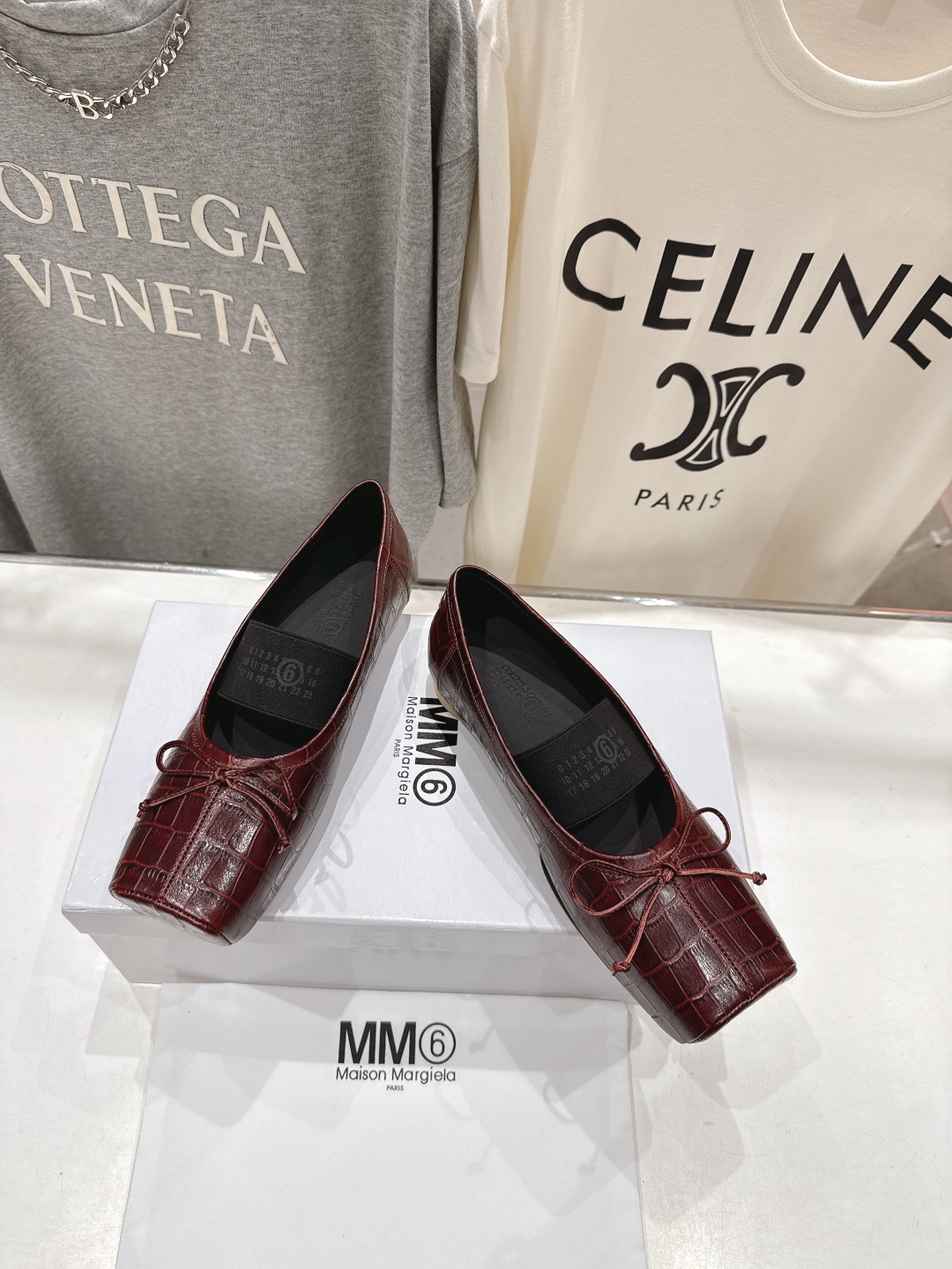 高版本出厂 
  MM6马吉拉2025ss新品最近超级火的方头平底玛丽珍芭蕾舞鞋 
舒适度不用说 肯定会