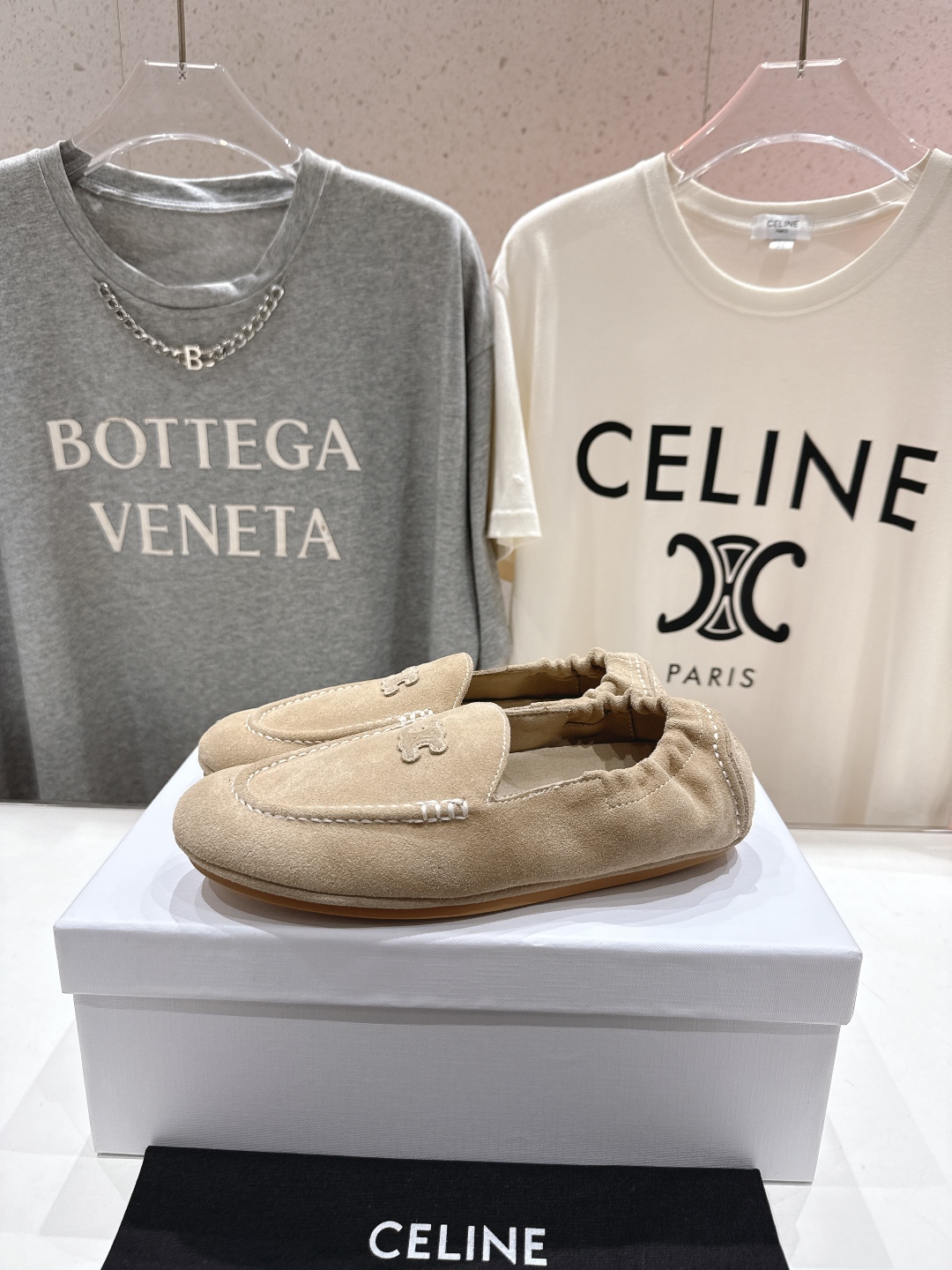 高版本出厂
  celine/赛琳25ss/专柜新款仙女风平底一脚蹬休闲鞋单鞋玛丽珍乐福鞋～
各路博主纷