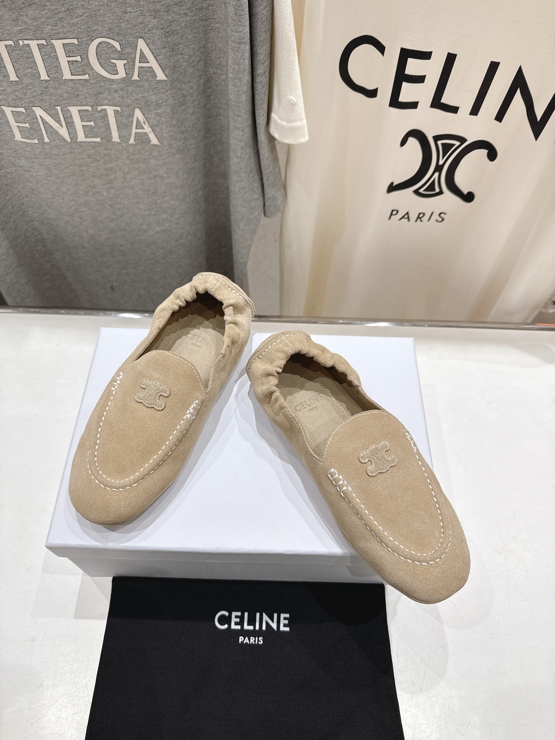 高版本出厂
  celine/赛琳25ss/专柜新款仙女风平底一脚蹬休闲鞋单鞋玛丽珍乐福鞋～
各路博主纷