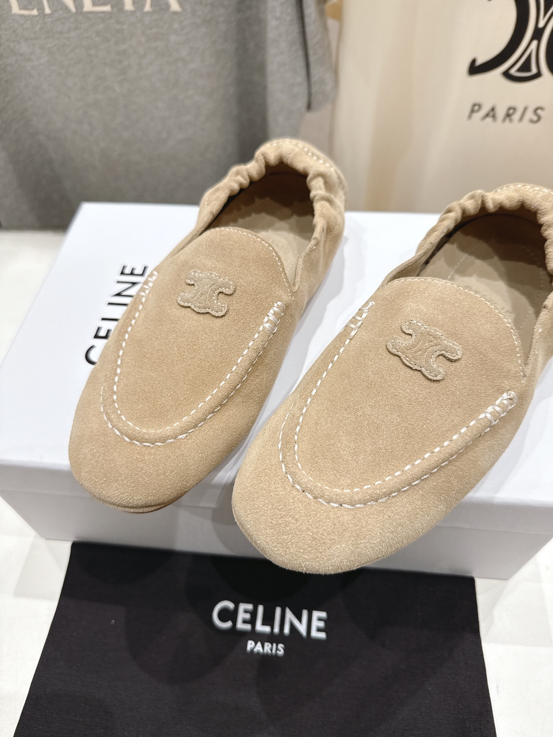 高版本出厂
  celine/赛琳25ss/专柜新款仙女风平底一脚蹬休闲鞋单鞋玛丽珍乐福鞋～
各路博主纷