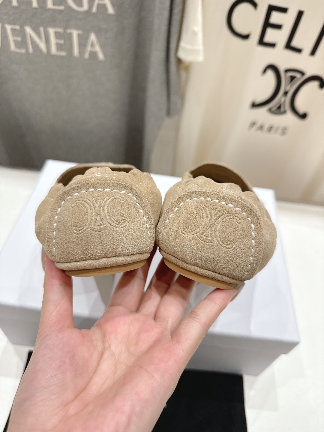 高版本出厂
  celine/赛琳25ss/专柜新款仙女风平底一脚蹬休闲鞋单鞋玛丽珍乐福鞋～
各路博主纷