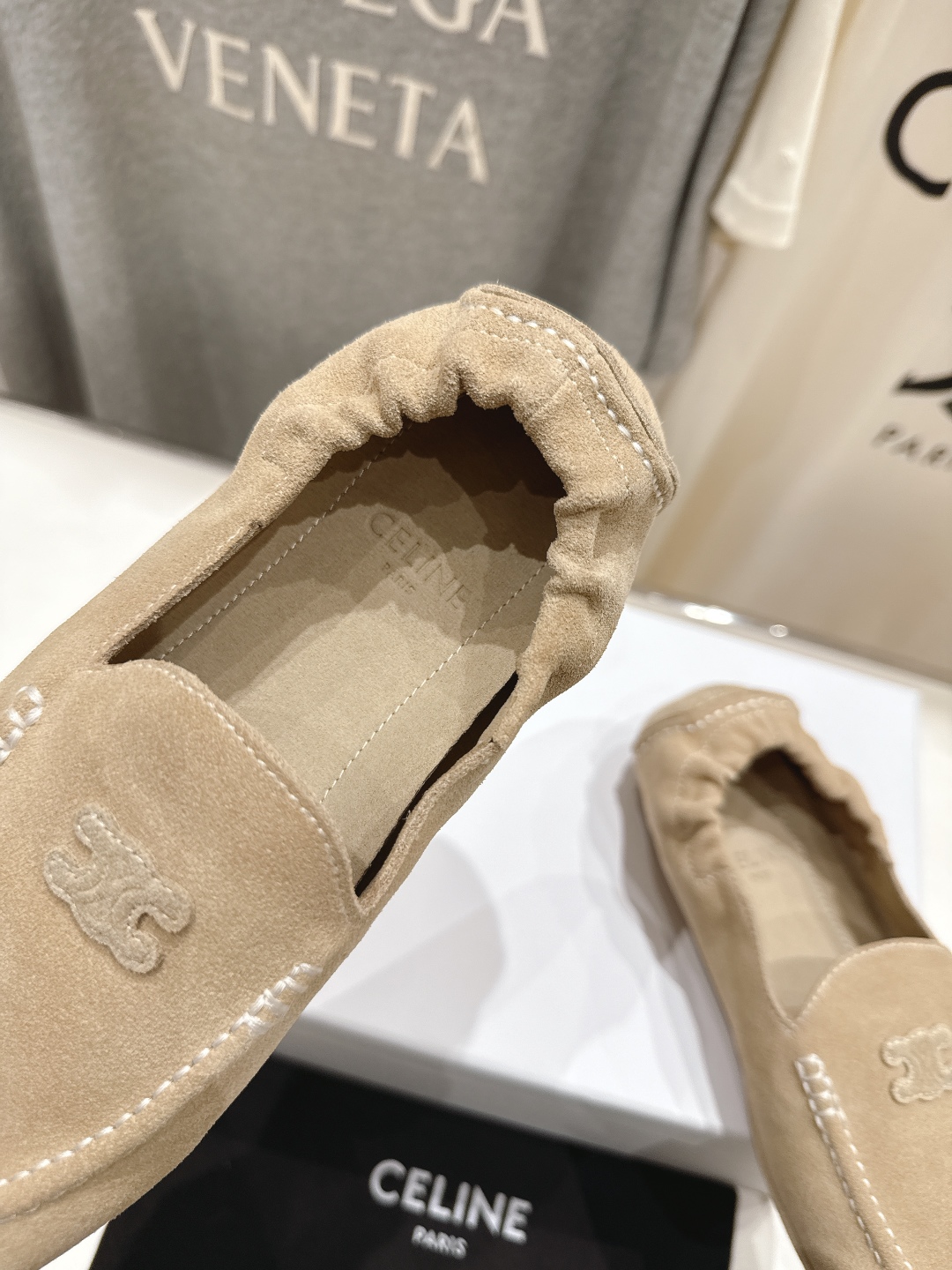 高版本出厂
  celine/赛琳25ss/专柜新款仙女风平底一脚蹬休闲鞋单鞋玛丽珍乐福鞋～
各路博主纷