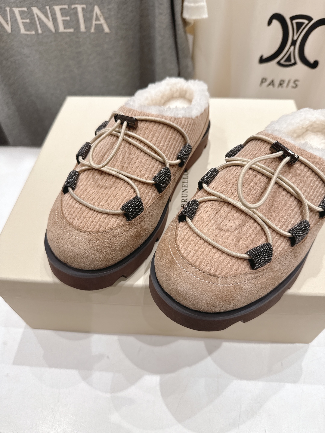 高版本出厂
  Brunello Cucinelli 新款BC秋冬半包毛毛拖鞋，市场高版本
BC是意大利