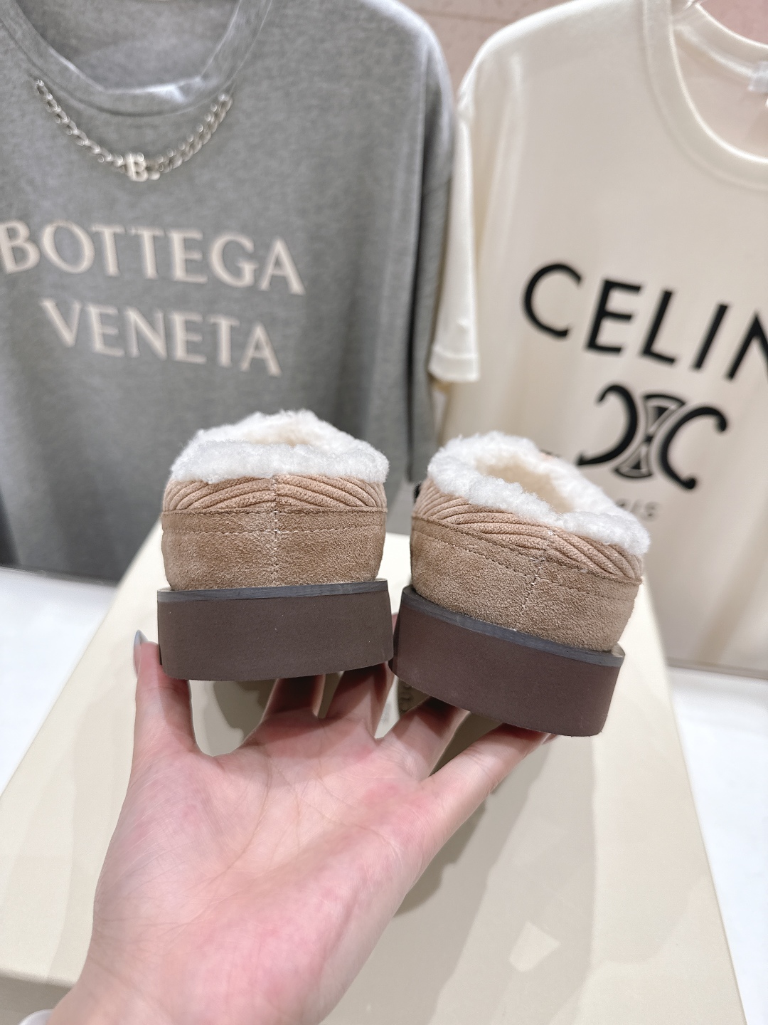 高版本出厂
  Brunello Cucinelli 新款BC秋冬半包毛毛拖鞋，市场高版本
BC是意大利
