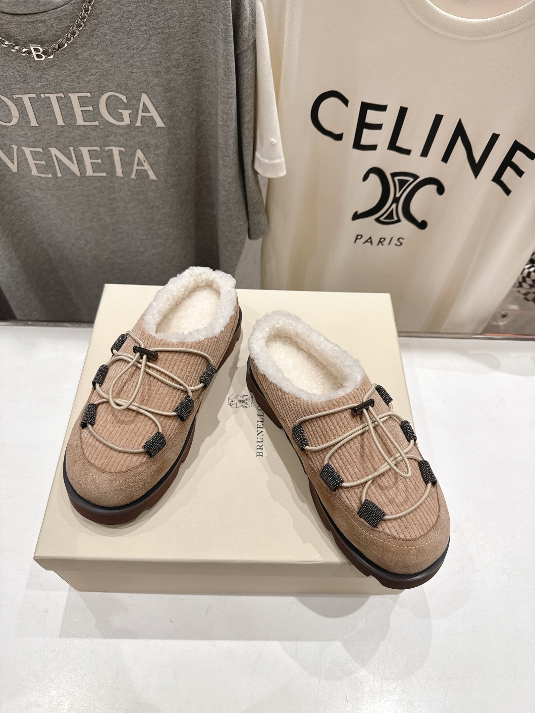 高版本出厂
  Brunello Cucinelli 新款BC秋冬半包毛毛拖鞋，市场高版本
BC是意大利