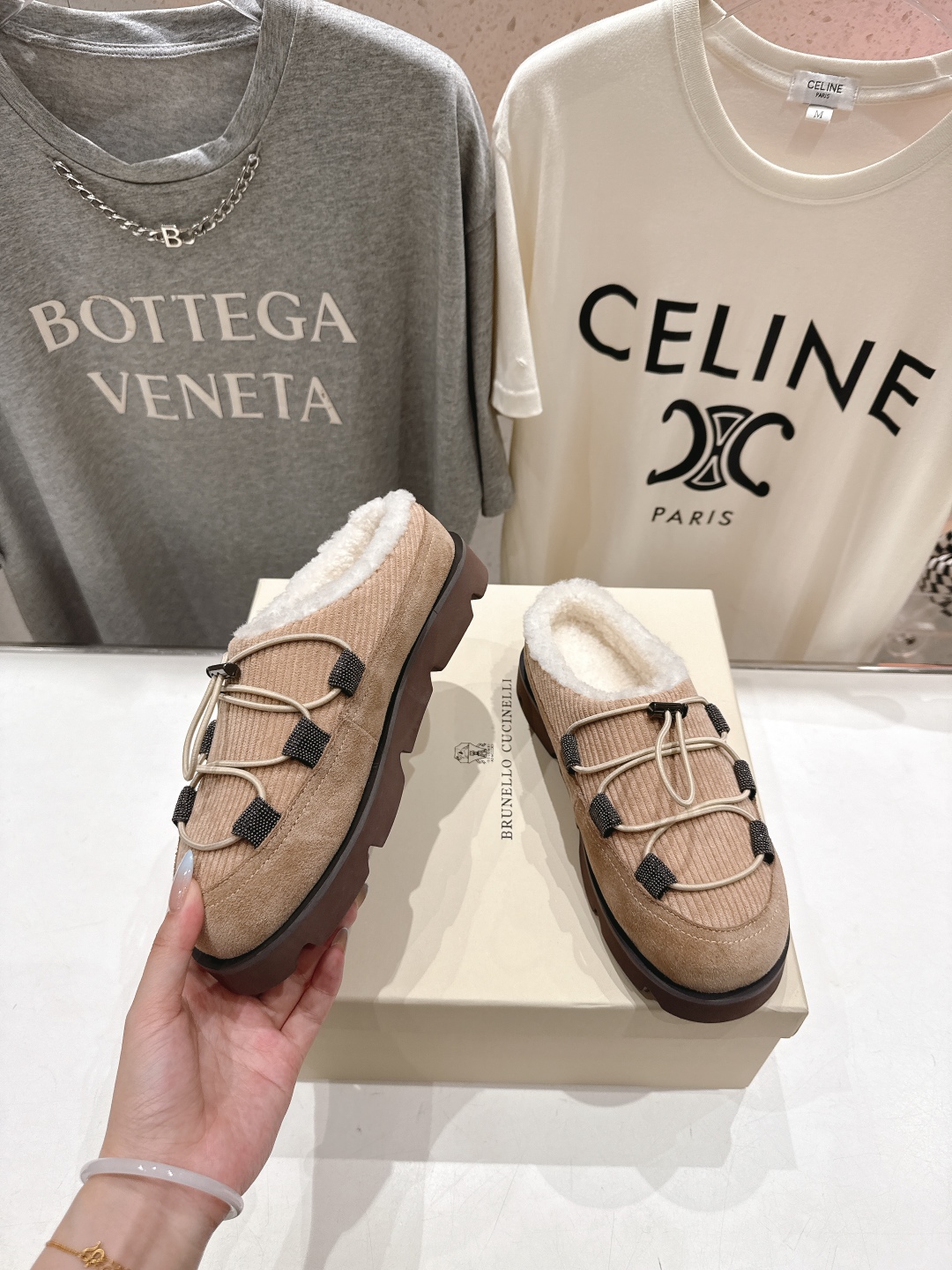 高版本出厂
  Brunello Cucinelli 新款BC秋冬半包毛毛拖鞋，市场高版本
BC是意大利