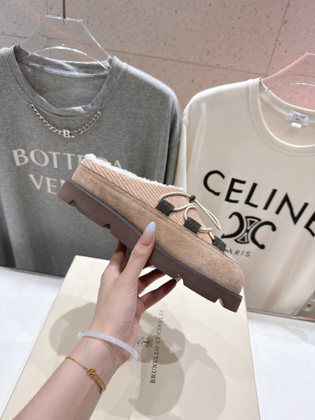 高版本出厂
  Brunello Cucinelli 新款BC秋冬半包毛毛拖鞋，市场高版本
BC是意大利