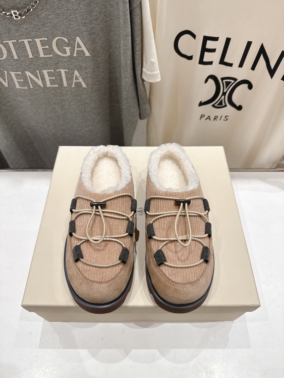 高版本出厂
  Brunello Cucinelli 新款BC秋冬半包毛毛拖鞋，市场高版本
BC是意大利