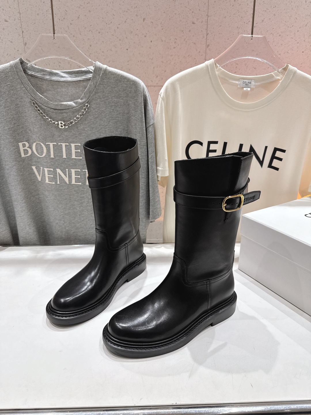高版本出厂
  Celine*/赛琳2025ss秋冬新款帅气英伦风中筒靴长靴骑士靴
复古简约又时尚 上脚