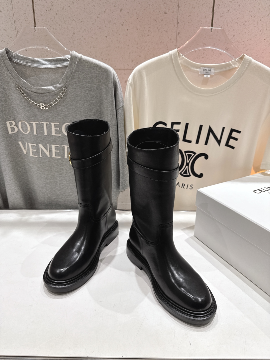 高版本出厂
  Celine*/赛琳2025ss秋冬新款帅气英伦风中筒靴长靴骑士靴
复古简约又时尚 上脚