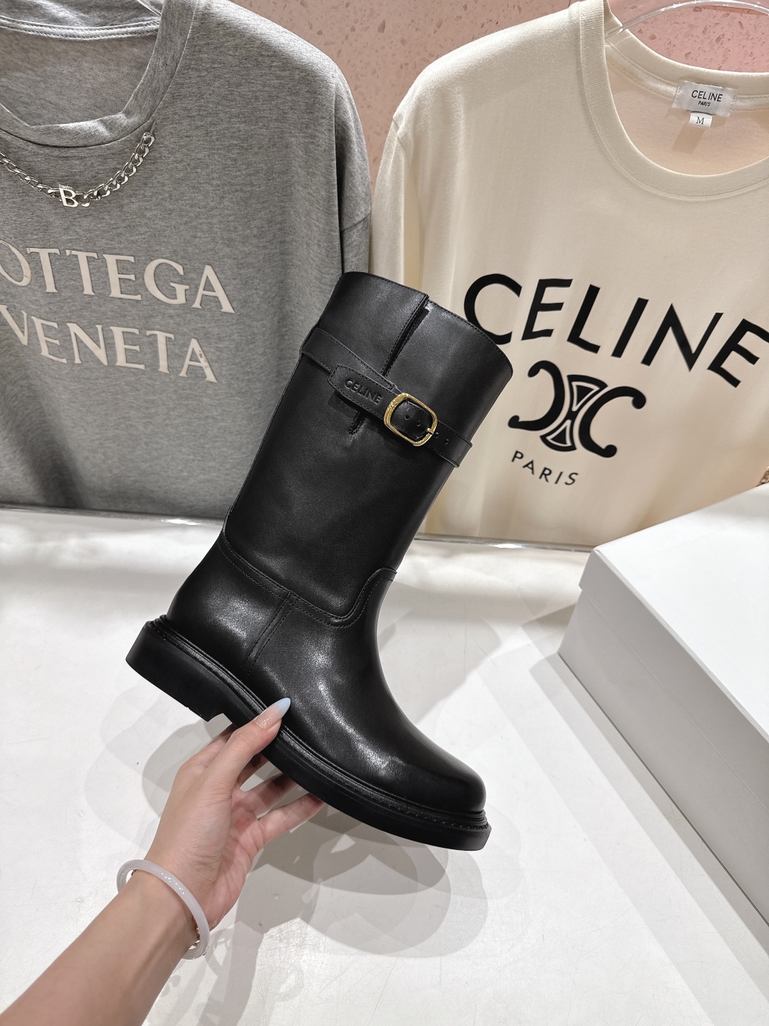高版本出厂
  Celine*/赛琳2025ss秋冬新款帅气英伦风中筒靴长靴骑士靴
复古简约又时尚 上脚