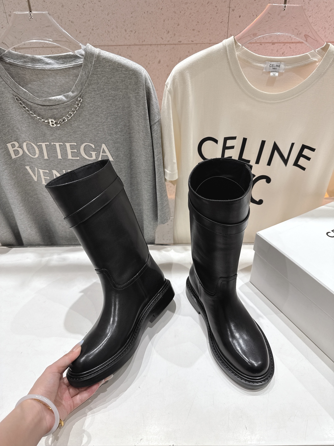 高版本出厂
  Celine*/赛琳2025ss秋冬新款帅气英伦风中筒靴长靴骑士靴
复古简约又时尚 上脚
