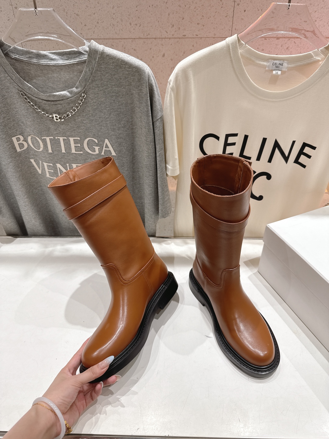 高版本出厂
  Celine*/赛琳2025ss秋冬新款帅气英伦风中筒靴长靴骑士靴
复古简约又时尚 上脚