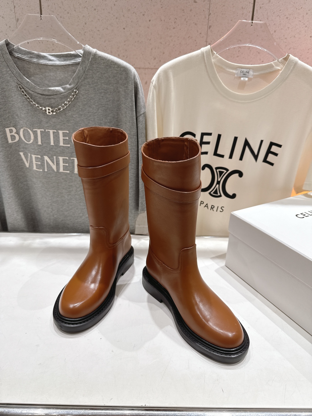 高版本出厂
  Celine*/赛琳2025ss秋冬新款帅气英伦风中筒靴长靴骑士靴
复古简约又时尚 上脚