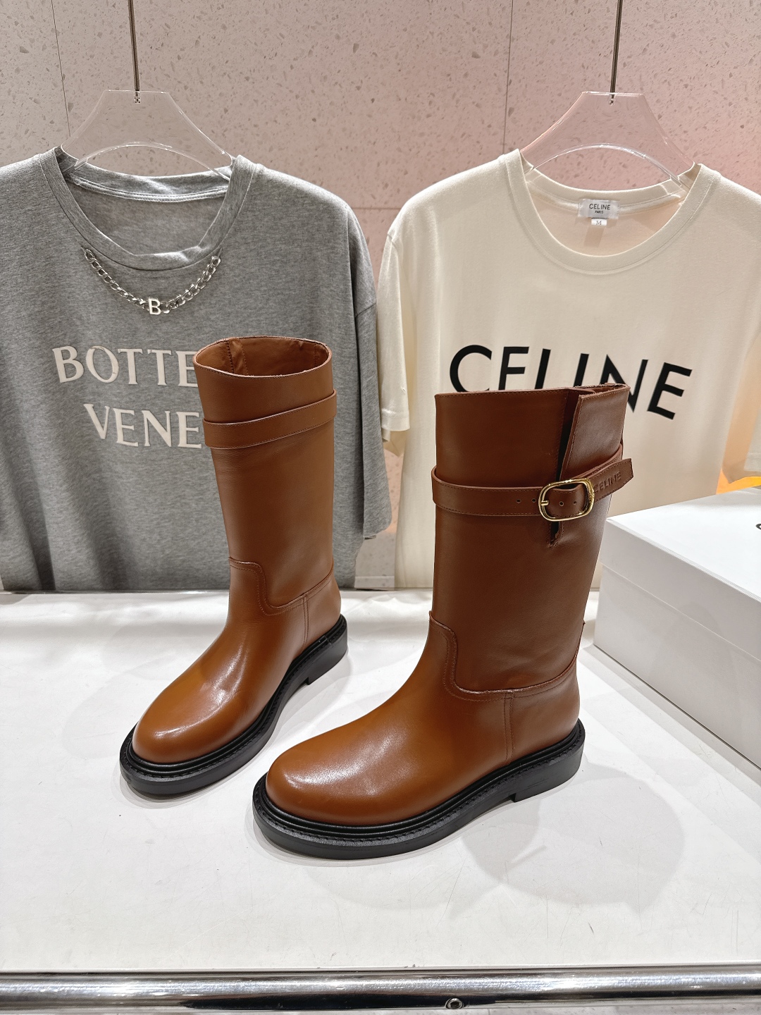 高版本出厂
  Celine*/赛琳2025ss秋冬新款帅气英伦风中筒靴长靴骑士靴
复古简约又时尚 上脚