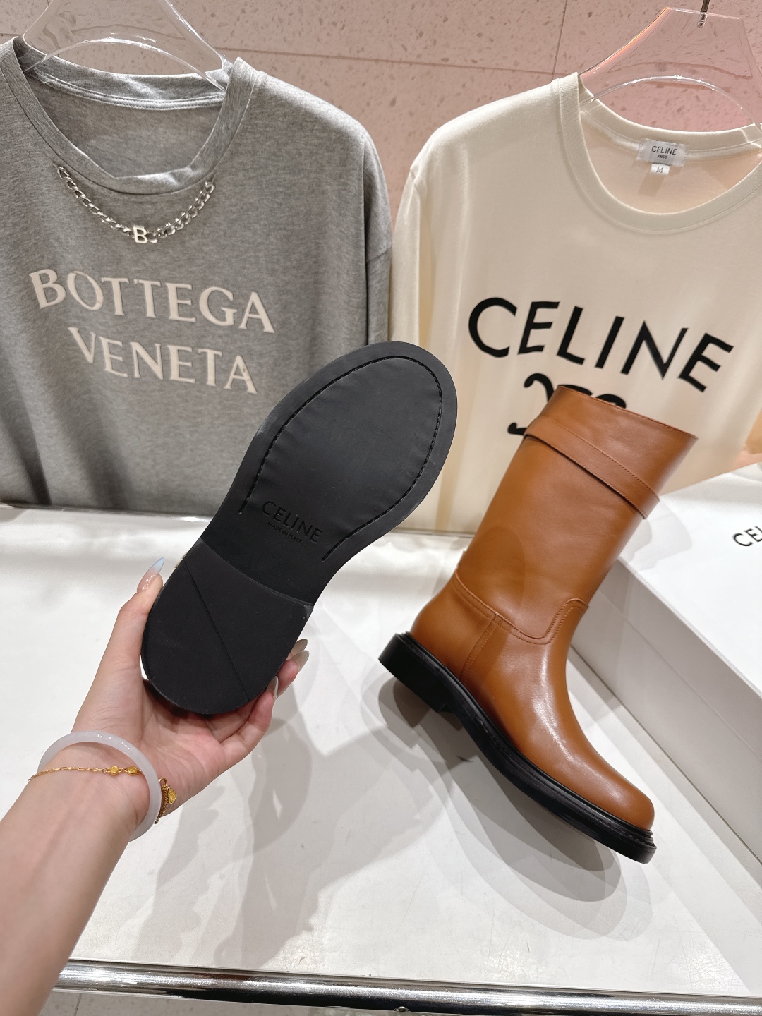 高版本出厂
  Celine*/赛琳2025ss秋冬新款帅气英伦风中筒靴长靴骑士靴
复古简约又时尚 上脚