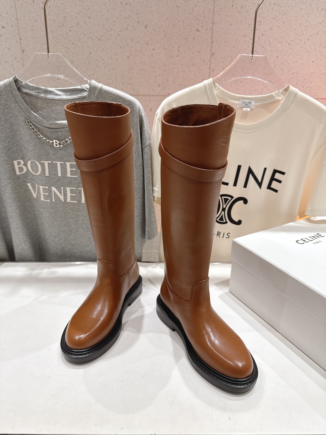 高版本出厂
  Celine*/赛琳2025ss秋冬新款帅气英伦风中筒靴长靴骑士靴
复古简约又时尚 上脚