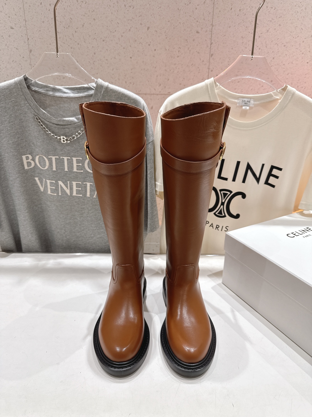 高版本出厂
  Celine*/赛琳2025ss秋冬新款帅气英伦风中筒靴长靴骑士靴
复古简约又时尚 上脚
