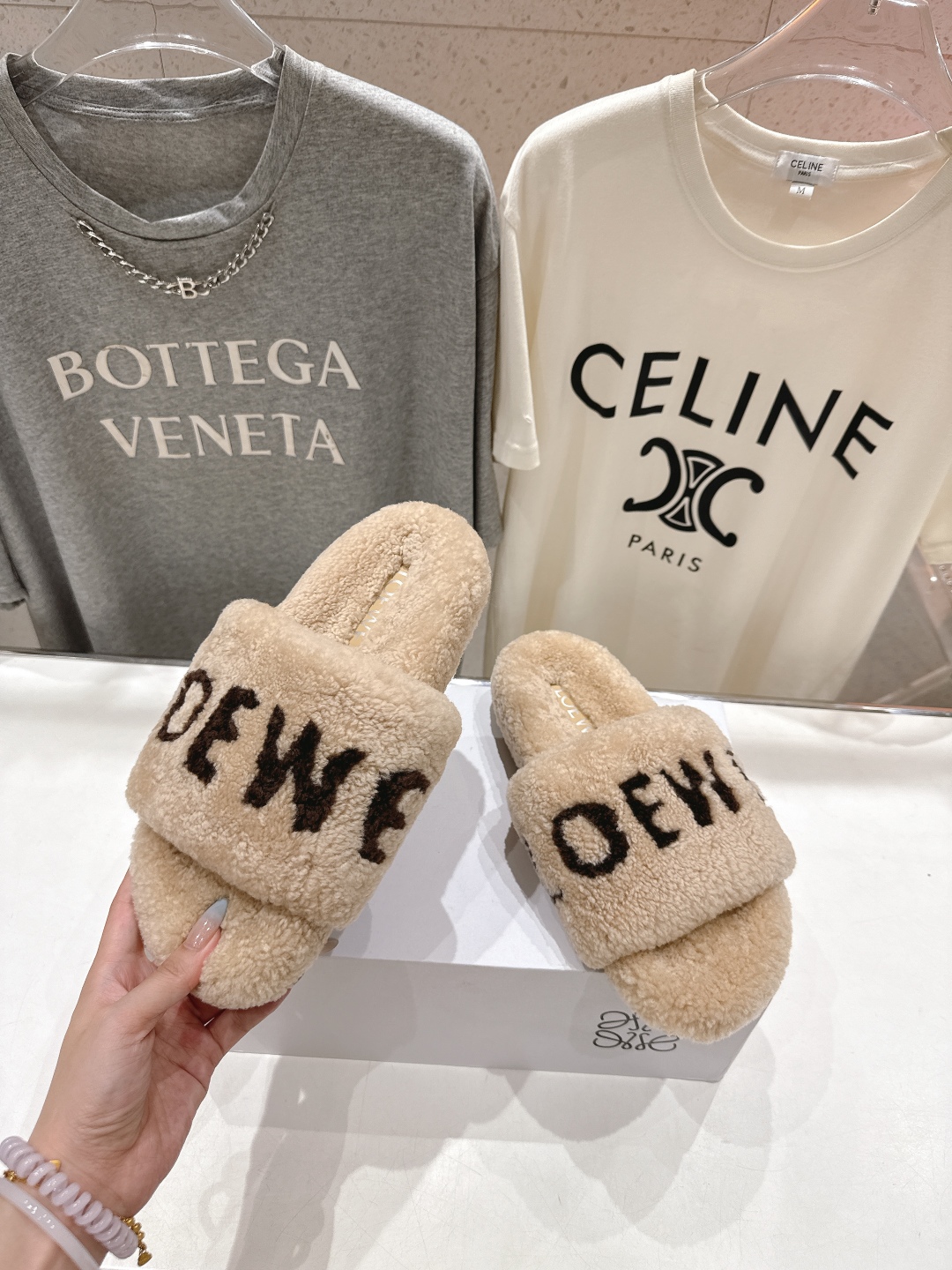 高版本出厂
 Loewe/罗意威25ss秋冬走秀新款·明星同款平底居家毛毛拖鞋，出现在各大时装杂志封面，