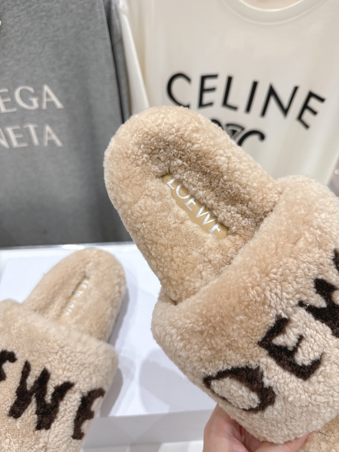 高版本出厂
 Loewe/罗意威25ss秋冬走秀新款·明星同款平底居家毛毛拖鞋，出现在各大时装杂志封面，