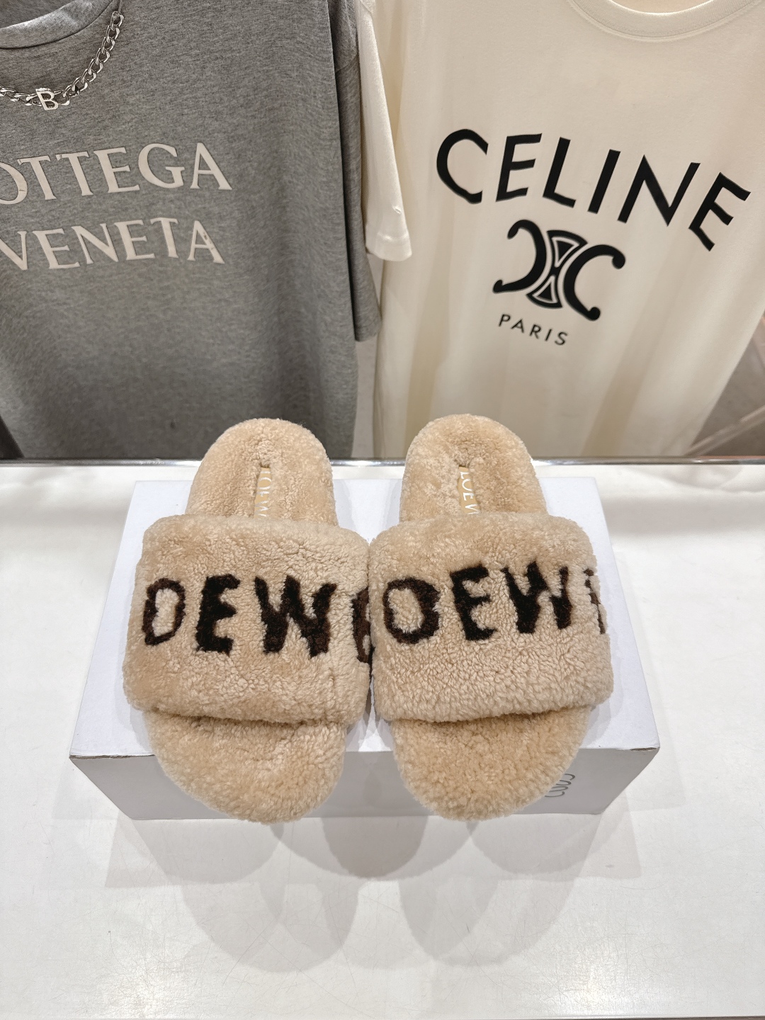 高版本出厂
 Loewe/罗意威25ss秋冬走秀新款·明星同款平底居家毛毛拖鞋，出现在各大时装杂志封面，