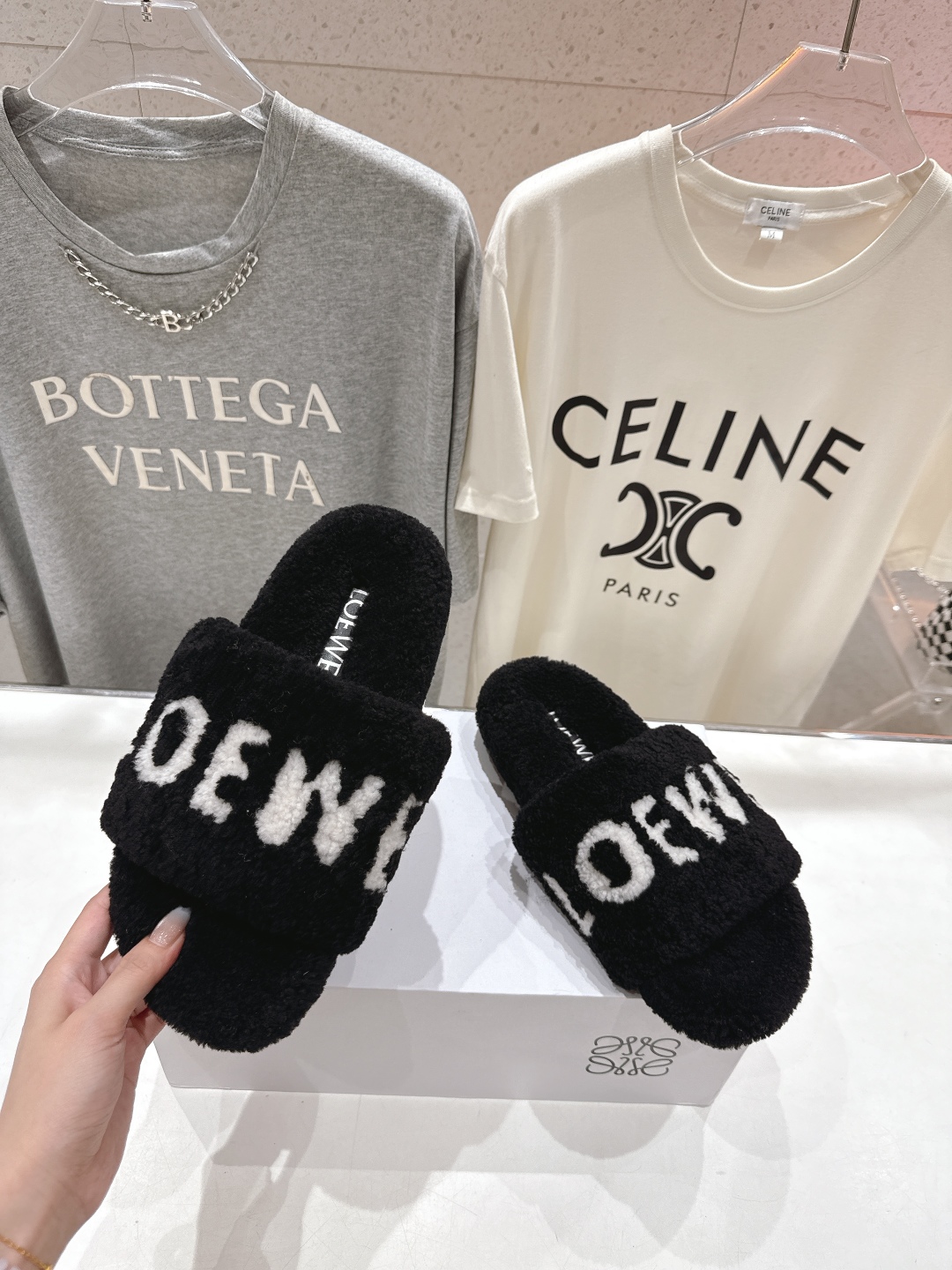 高版本出厂
 Loewe/罗意威25ss秋冬走秀新款·明星同款平底居家毛毛拖鞋，出现在各大时装杂志封面，