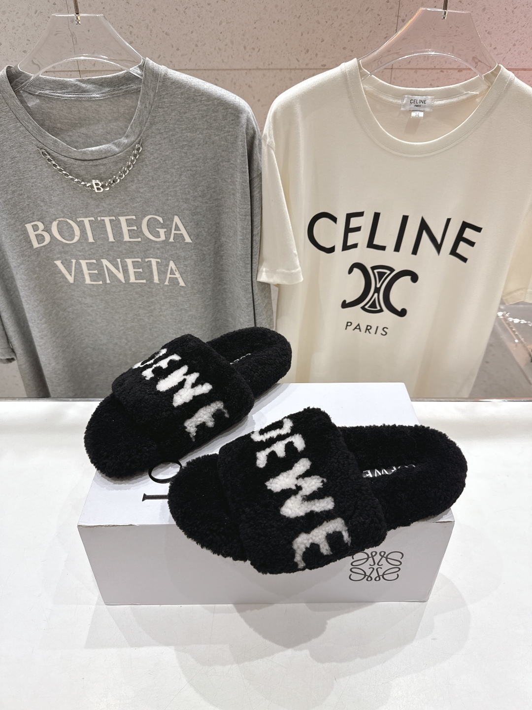 高版本出厂
 Loewe/罗意威25ss秋冬走秀新款·明星同款平底居家毛毛拖鞋，出现在各大时装杂志封面，