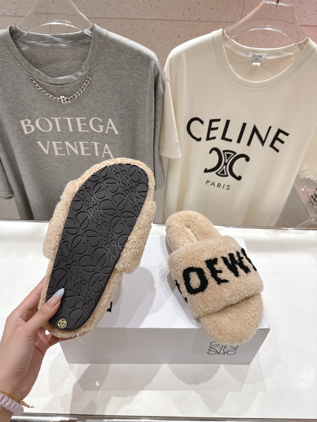 高版本出厂
 Loewe/罗意威25ss秋冬走秀新款·明星同款平底居家毛毛拖鞋，出现在各大时装杂志封面，