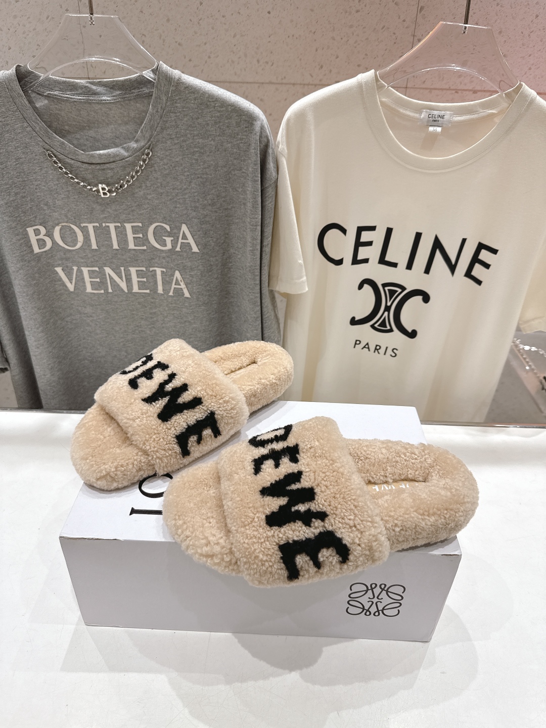 高版本出厂
 Loewe/罗意威25ss秋冬走秀新款·明星同款平底居家毛毛拖鞋，出现在各大时装杂志封面，