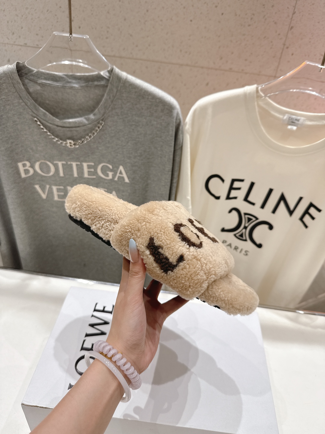 高版本出厂
 Loewe/罗意威25ss秋冬走秀新款·明星同款平底居家毛毛拖鞋，出现在各大时装杂志封面，