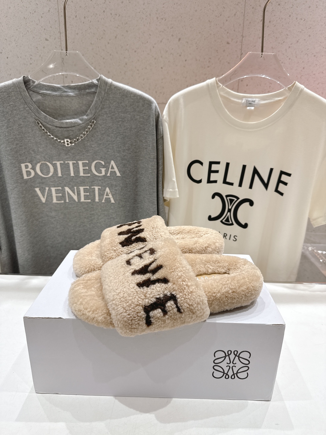 高版本出厂
 Loewe/罗意威25ss秋冬走秀新款·明星同款平底居家毛毛拖鞋，出现在各大时装杂志封面，
