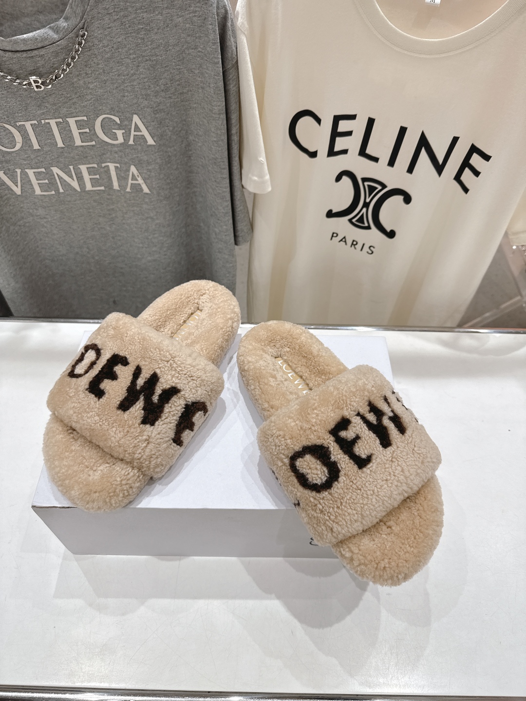 高版本出厂
 Loewe/罗意威25ss秋冬走秀新款·明星同款平底居家毛毛拖鞋，出现在各大时装杂志封面，