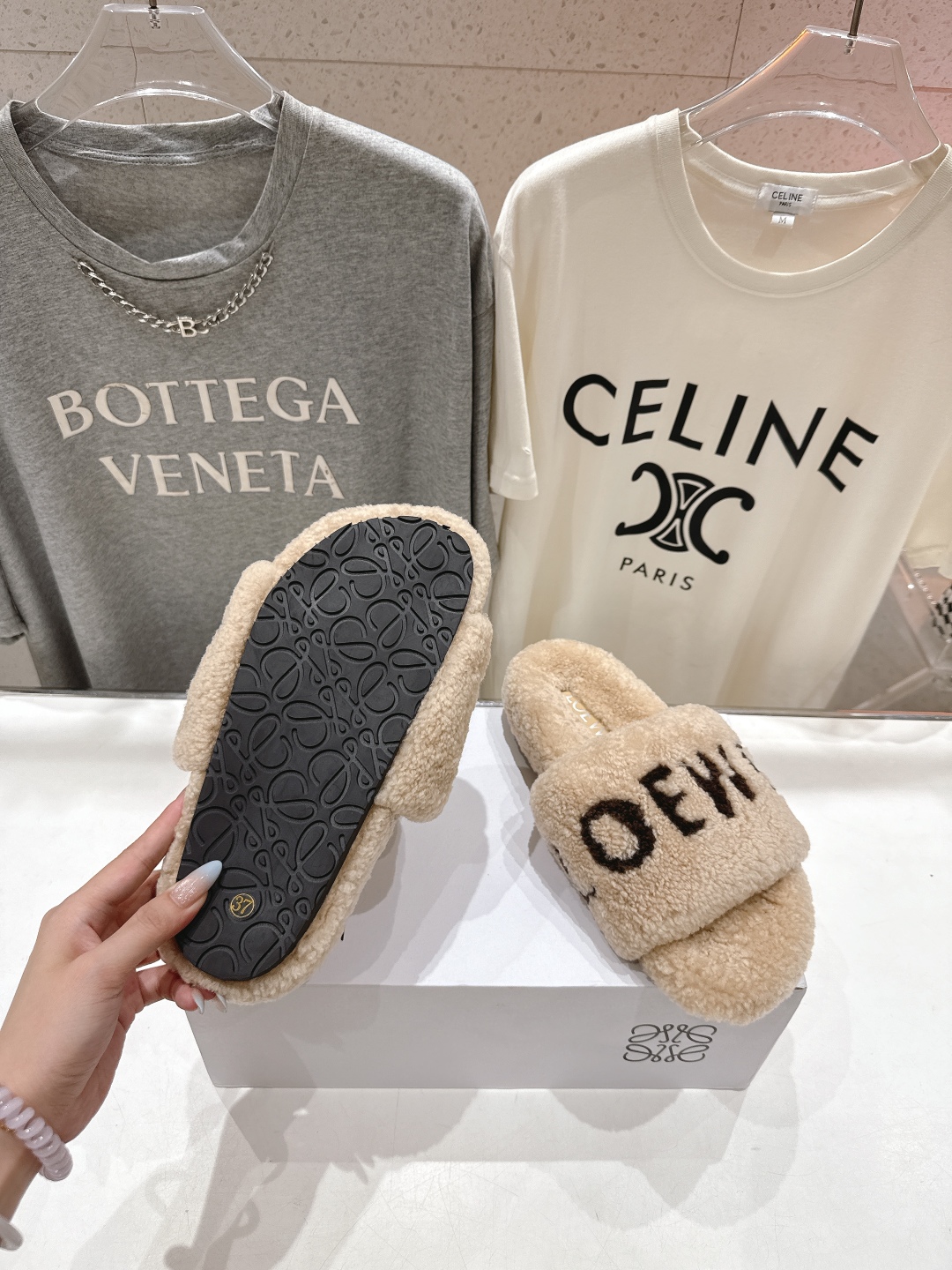 高版本出厂
 Loewe/罗意威25ss秋冬走秀新款·明星同款平底居家毛毛拖鞋，出现在各大时装杂志封面，