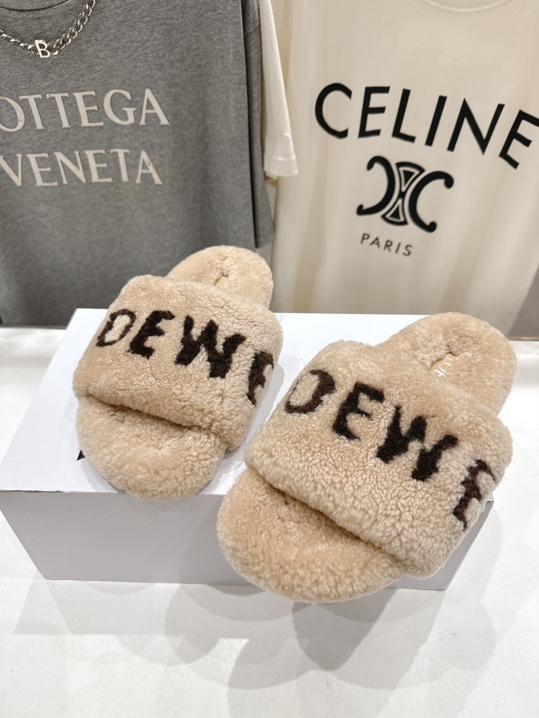 高版本出厂
 Loewe/罗意威25ss秋冬走秀新款·明星同款平底居家毛毛拖鞋，出现在各大时装杂志封面，