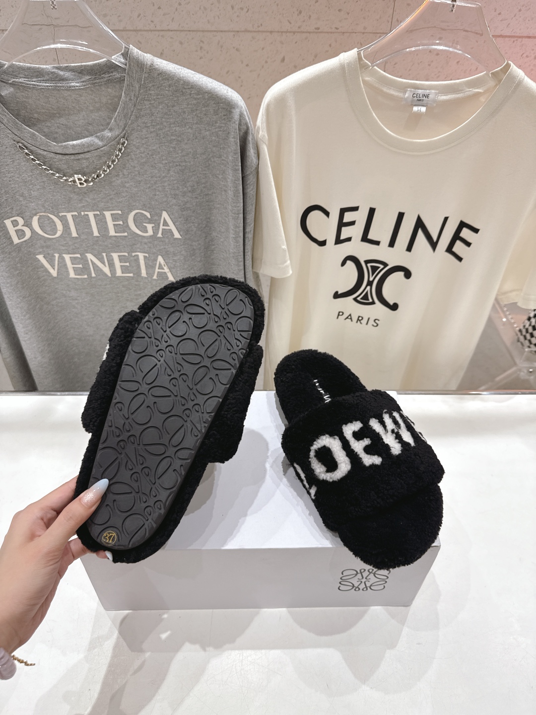 高版本出厂
 Loewe/罗意威25ss秋冬走秀新款·明星同款平底居家毛毛拖鞋，出现在各大时装杂志封面，