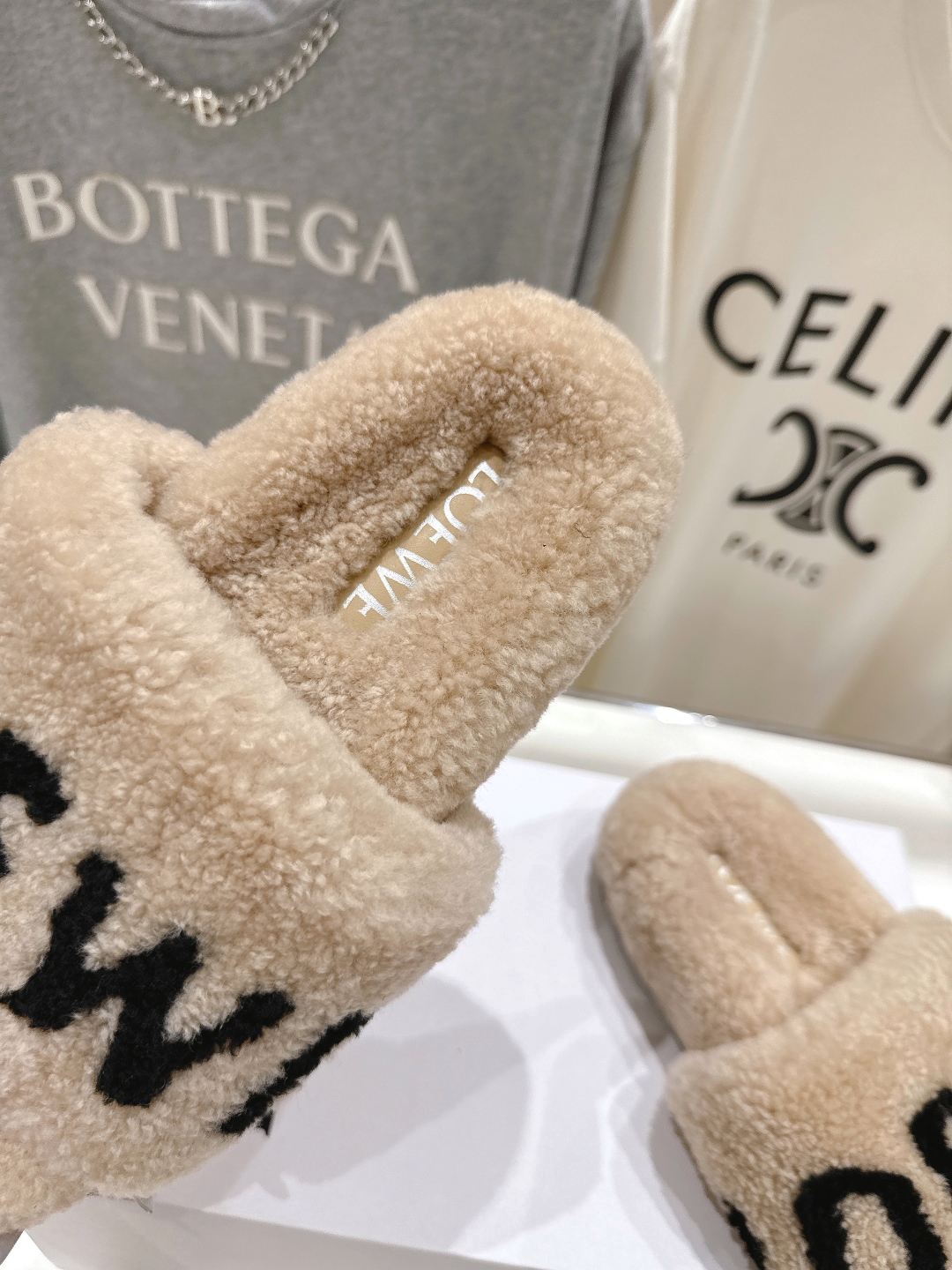 高版本出厂
 Loewe/罗意威25ss秋冬走秀新款·明星同款平底居家毛毛拖鞋，出现在各大时装杂志封面，
