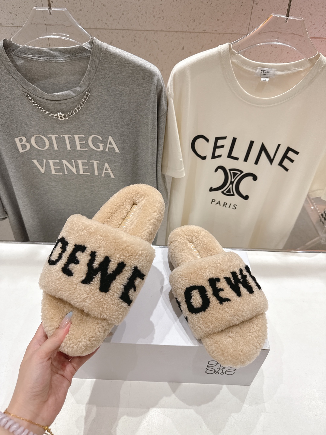 高版本出厂
 Loewe/罗意威25ss秋冬走秀新款·明星同款平底居家毛毛拖鞋，出现在各大时装杂志封面，