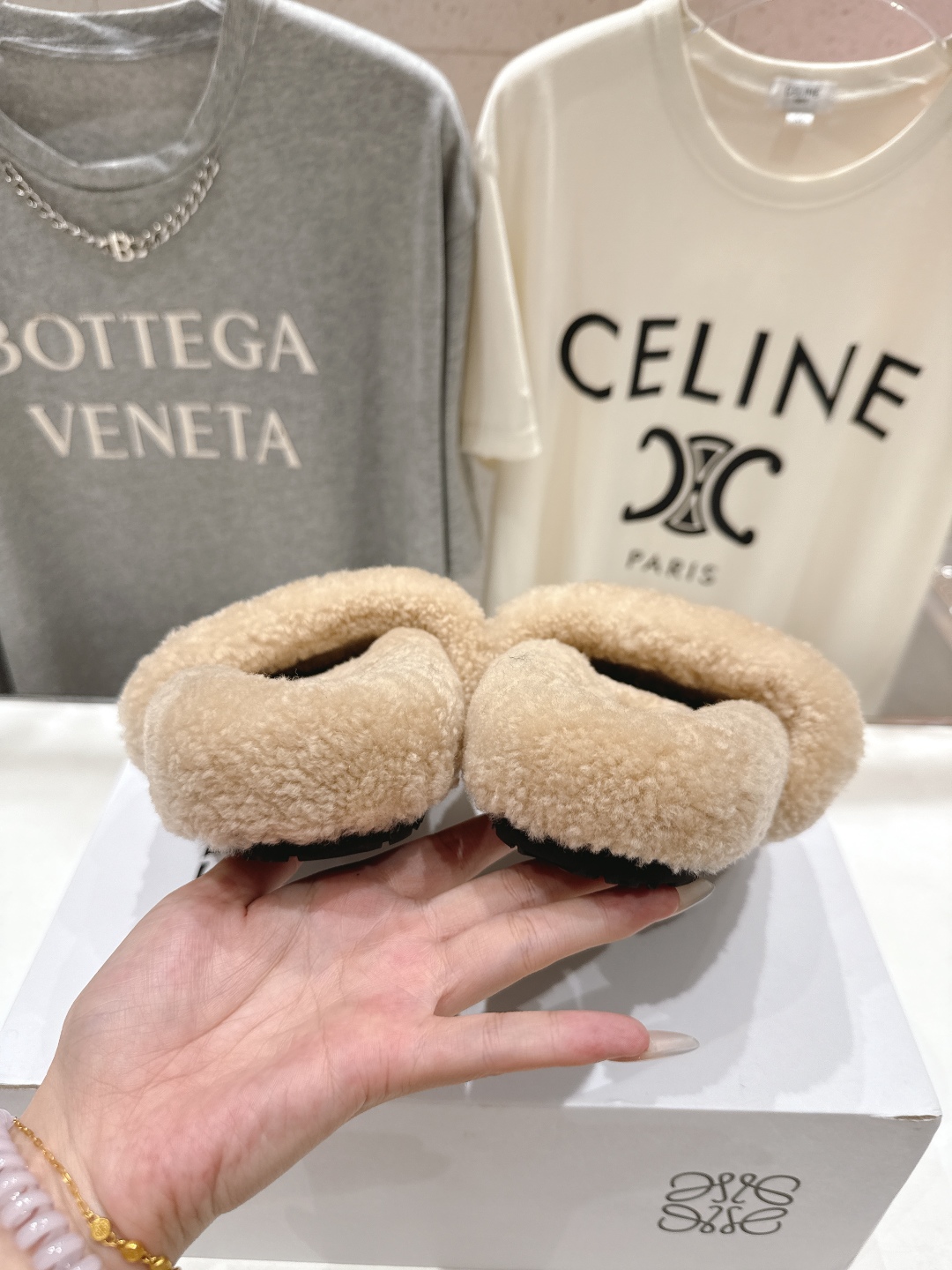 高版本出厂
 Loewe/罗意威25ss秋冬走秀新款·明星同款平底居家毛毛拖鞋，出现在各大时装杂志封面，